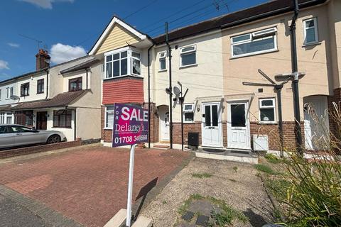 2 bedroom maisonette for sale, Arundel Road, Romford