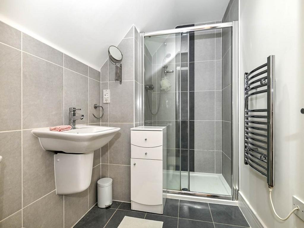 Ensuite to Main Bedr