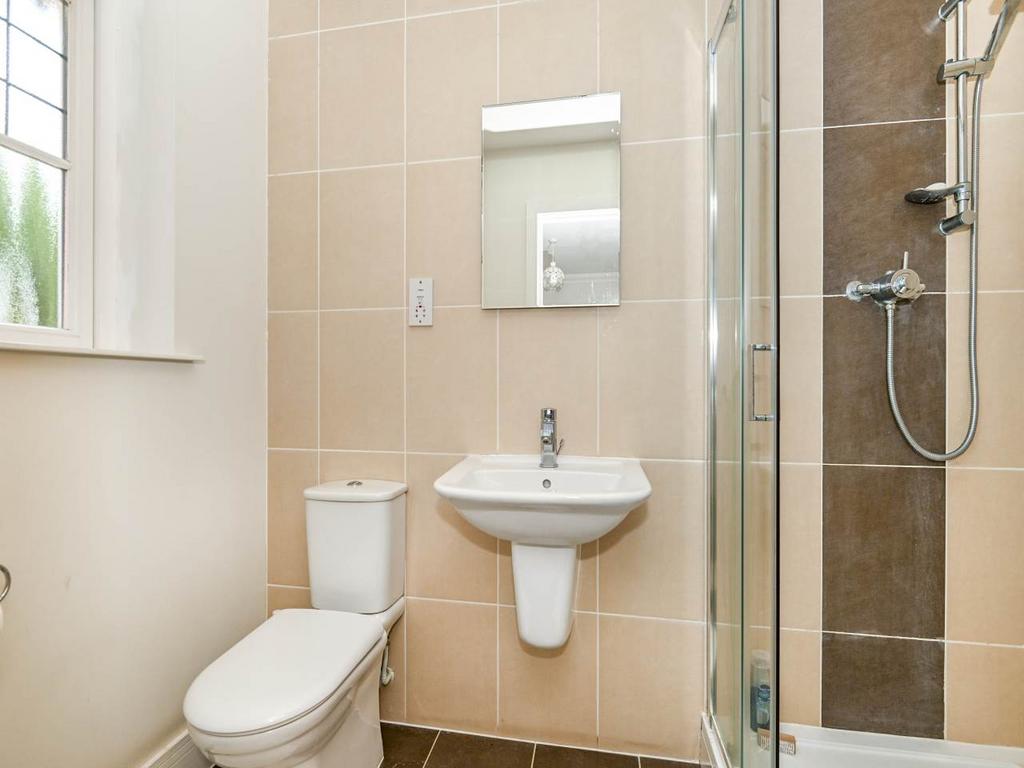 Ensuite to Bedroom 2