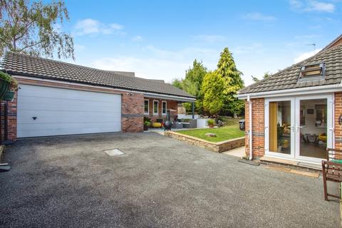 3 bedroom bungalow for sale, Ibbetson Court, Morley LS27