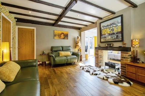 3 bedroom bungalow for sale, Ibbetson Court, Morley LS27