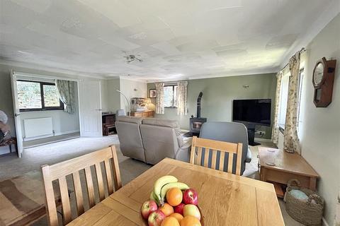 4 bedroom detached house for sale, Coombe