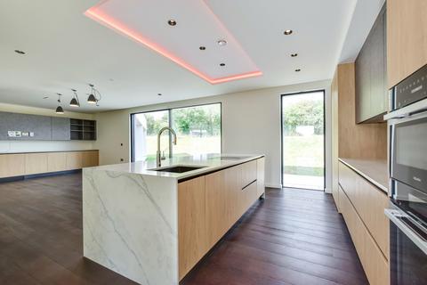 7 bedroom detached house to rent, Crouch Lane, Waltham Cross EN7