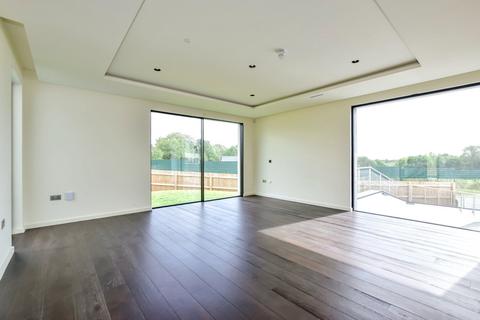 7 bedroom detached house to rent, Crouch Lane, Waltham Cross EN7