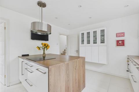 16 Ash Close, Malvern, WR14 2WF