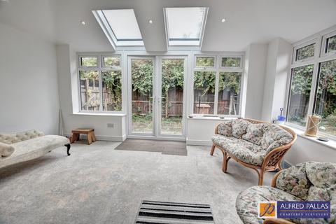 2 bedroom semi-detached bungalow for sale, Ashberry Grove, Fulwell