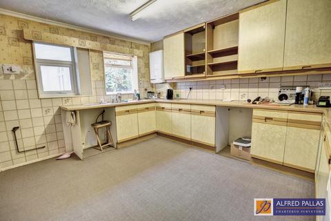 2 bedroom semi-detached bungalow for sale, Ashberry Grove, Fulwell