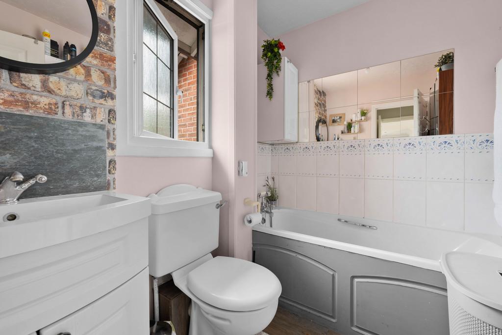 The Holkham, Vicars Cross, Chester CH3 5 NE, UK-
