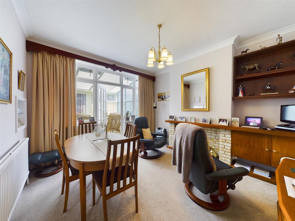 Dining room: