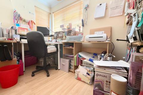3 bedroom maisonette for sale, Elgar Path, High Town, Luton, Bedfordshire, LU2 7RJ