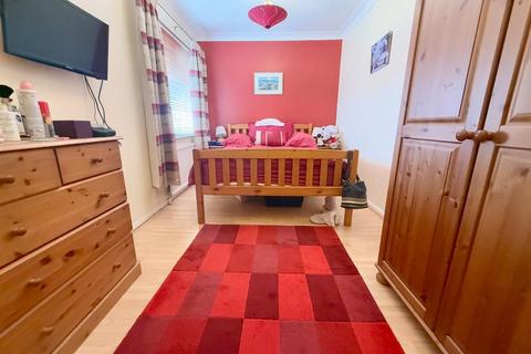 3 bedroom maisonette for sale, Elgar Path, High Town, Luton, Bedfordshire, LU2 7RJ