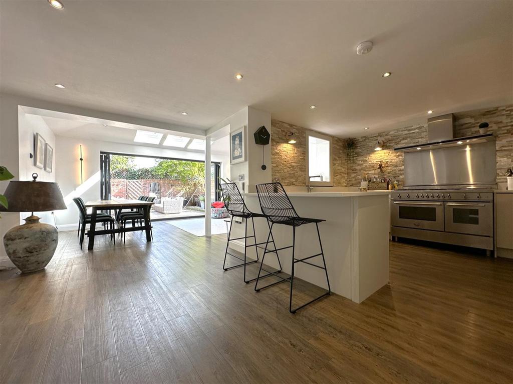OPEN-PLAN Living/Dining Kitchen 134