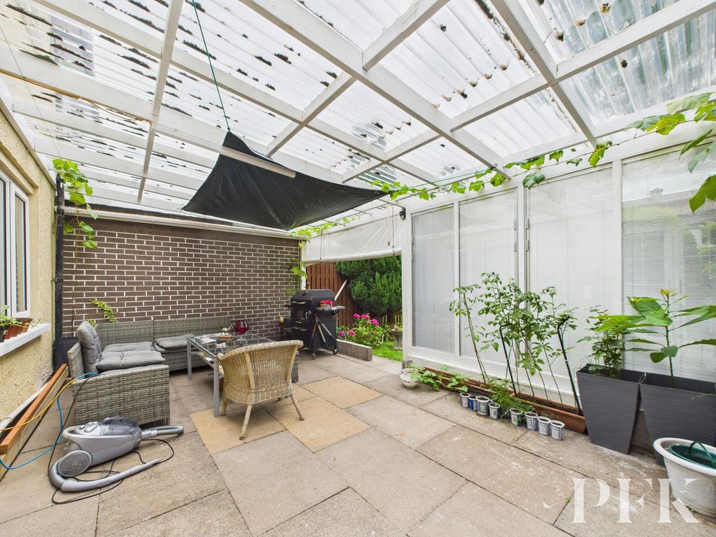 Private Covered Patio to Rear Garden