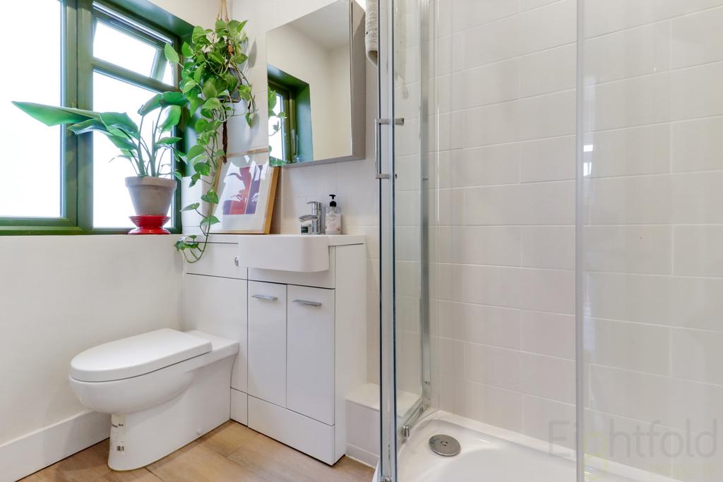 Shower Room (1st Floor)