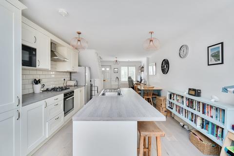 10 Trothy Road, London, SE1 5RR