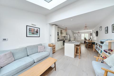 10 Trothy Road, London, SE1 5RR