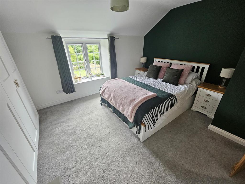 Bedroom 1.jpg