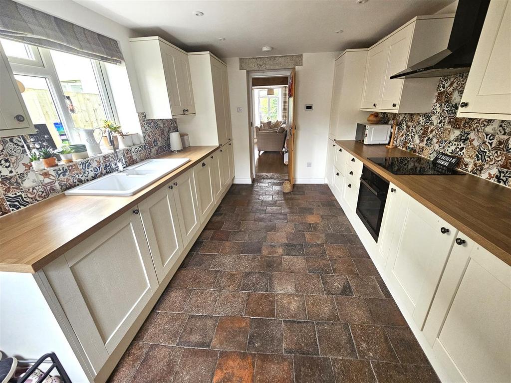 Kitchen 2.jpg