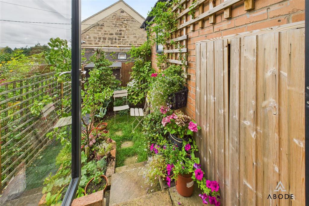 CAM04913 G0-PR0064-STILL007.jpg