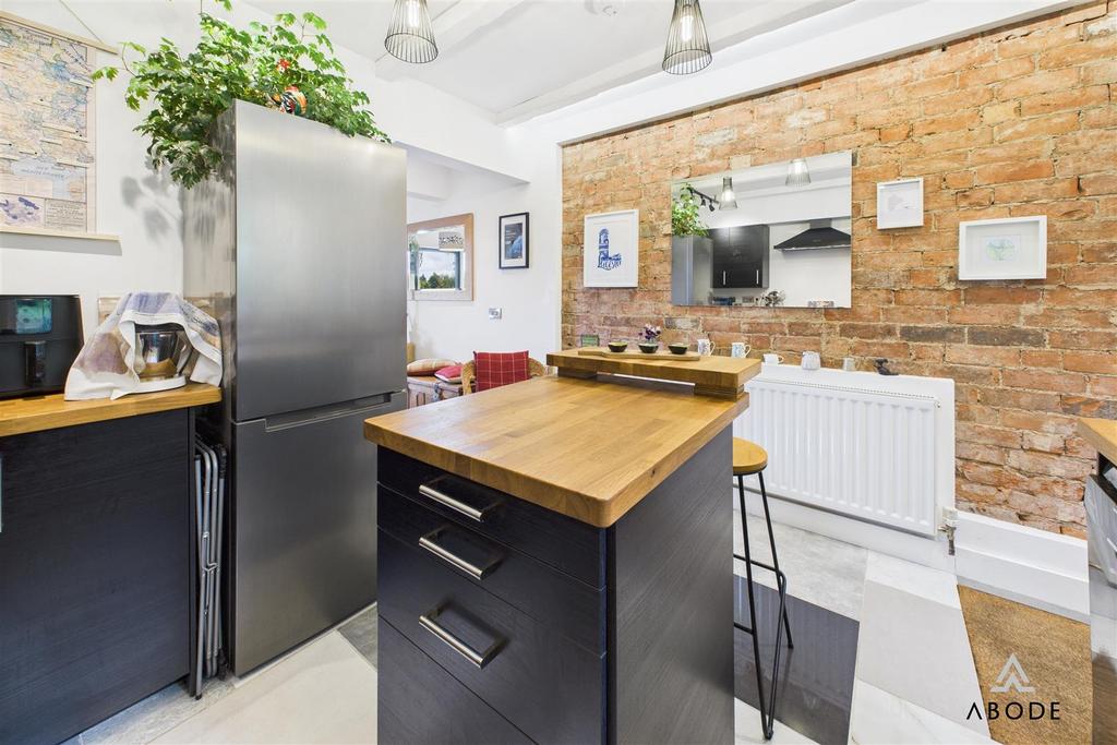 CAM04913 G0-PR0064-STILL020.jpg