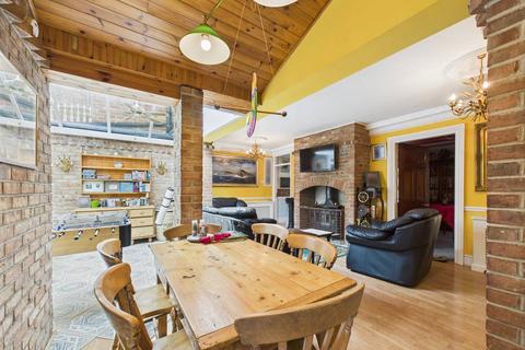 5 bedroom terraced house for sale, Beckside, Beverley, HU17 0PB