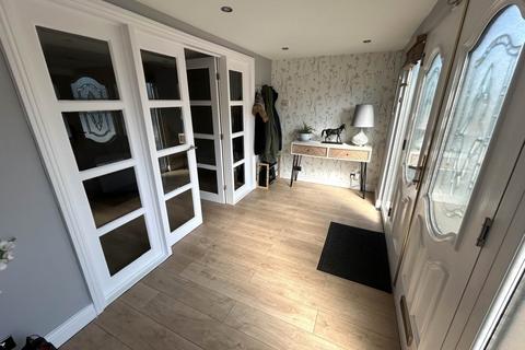 4 bedroom semi-detached house for sale, Totnes Avenue, Oldham