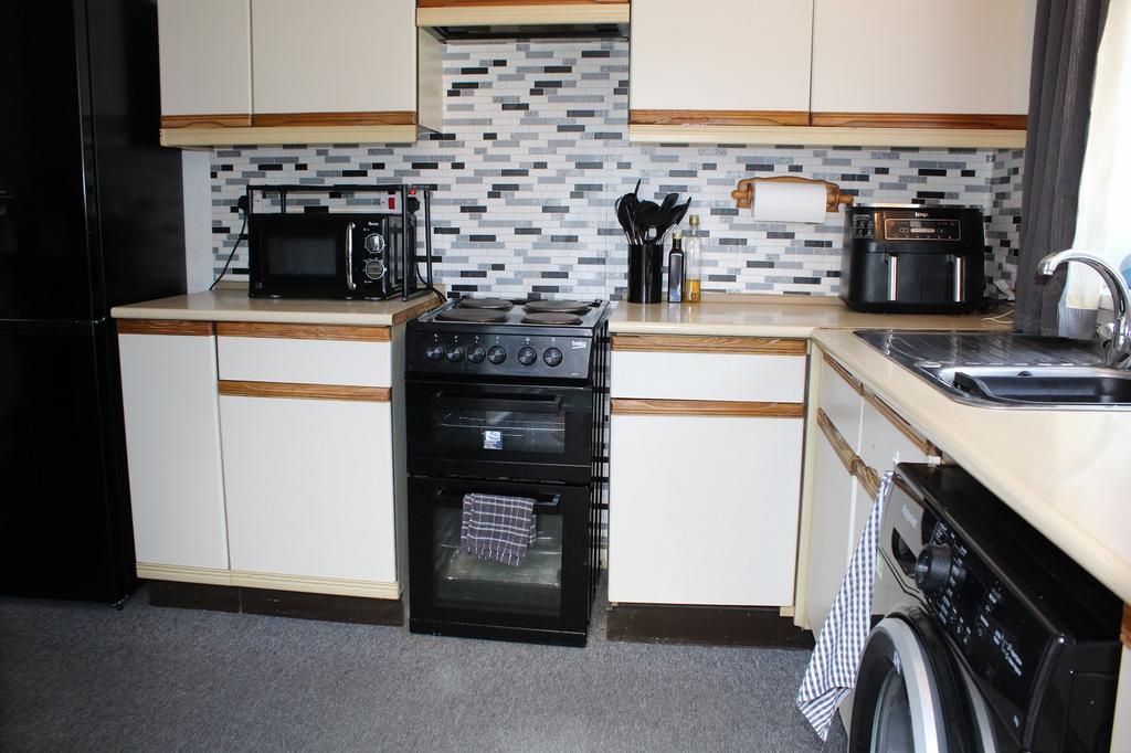 Fitted Kitchen Picture 3