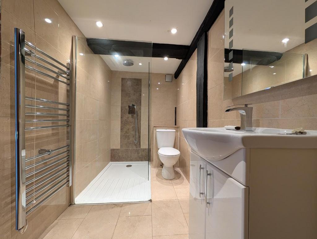 Bathroom 2.jpg