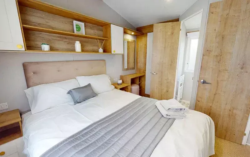 Master Bedroom Web 802x505 F50 50