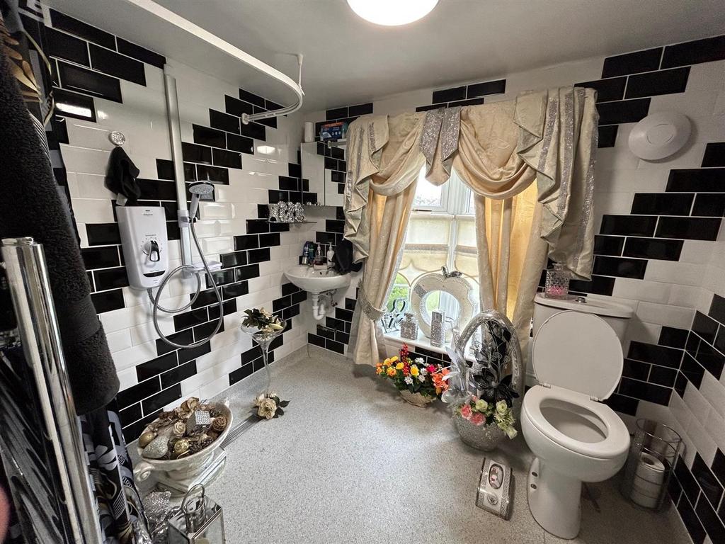 Bathroom3.jpg