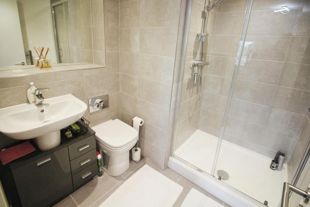 Secon en suite.jpg