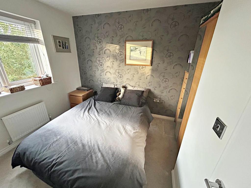 Own photo bedroom 1.jpg