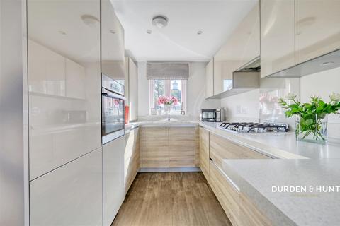 3 bedroom end of terrace house for sale, Alderwood Terrace, Chigwell, IG7