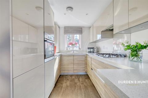 4 bedroom end of terrace house for sale, Alderwood Terrace, Chigwell, IG7