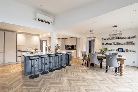 4 bedroom detached house for sale, Dale Avenue, Gustard Wood