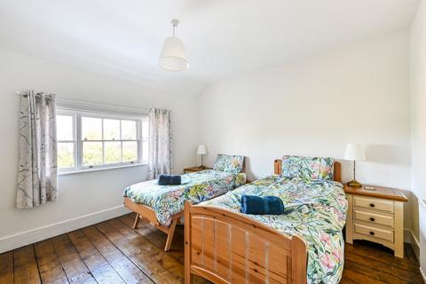 14 Queens Road, Lyndhurst, SO43 7BR