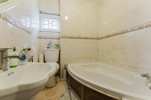 undefined, Tivoli Road, Hounslow TW4