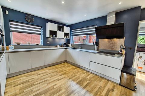 4 bedroom detached house for sale, Kirkdale Drive, Oldham, OL2