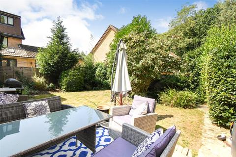 12 Nursery Close, Hook, RG27 9QX