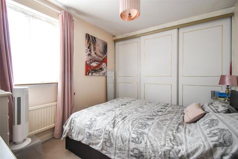 12 Nursery Close, Hook, RG27 9QX