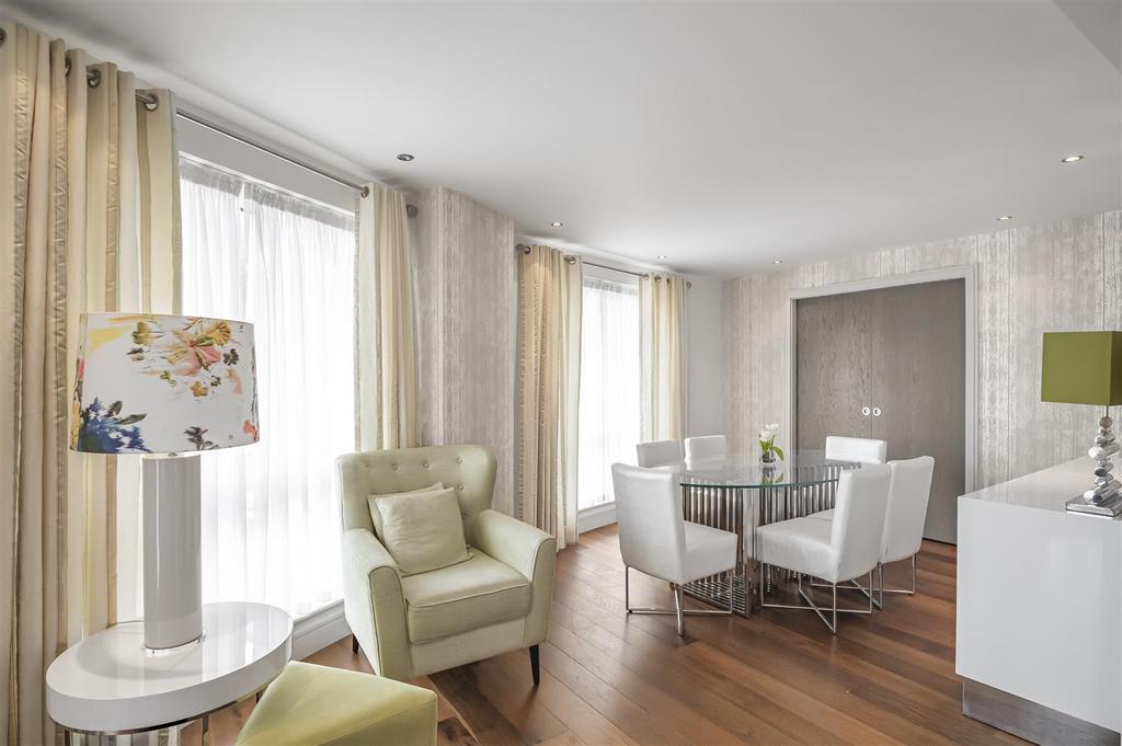 Lounge / Dining Area
