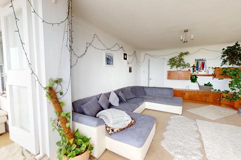 2 bedroom flat for sale, Braemore Court, Kingsway, Hove, BN3