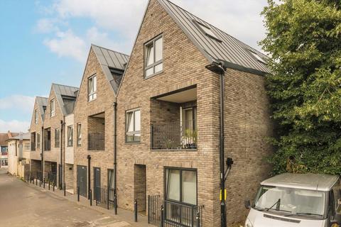 2 bedroom flat for sale, Factory Yard, London W7
