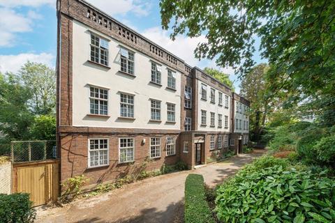 Connaught Gardens, London N10