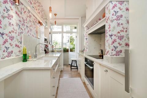 3 bedroom flat for sale, Connaught Gardens, London N10