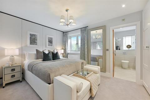 4 bedroom detached house for sale, Shelvers Way, Tadworth