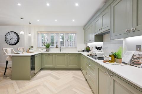 4 bedroom detached house for sale, Shelvers Way, Tadworth