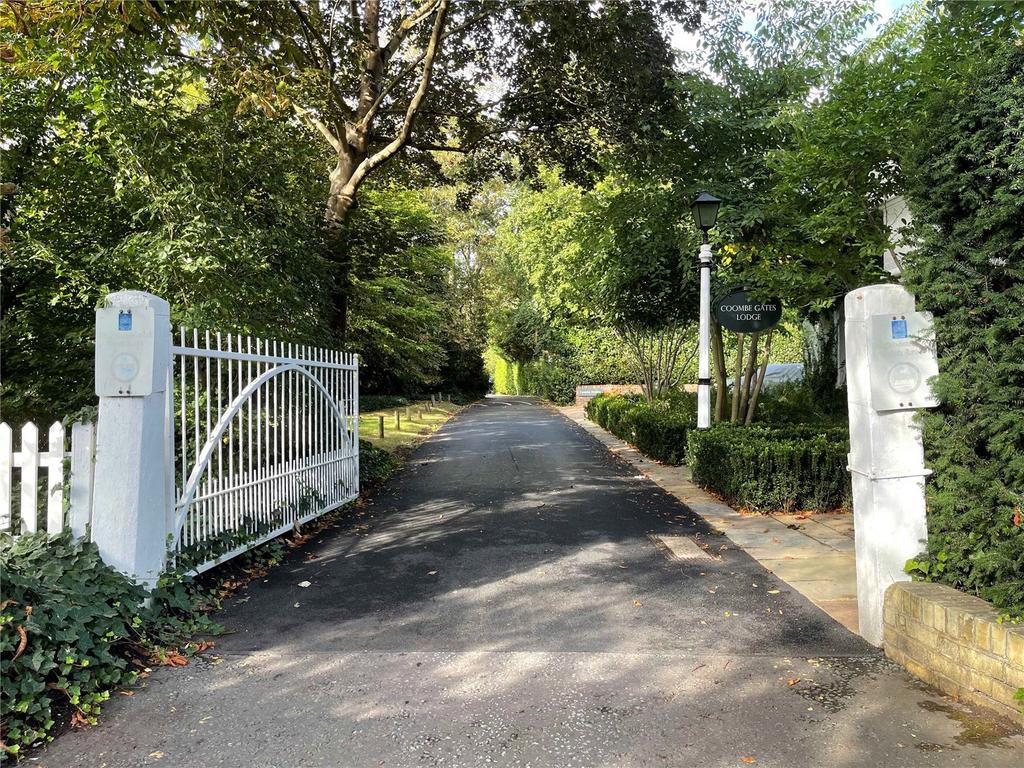 Entrance To Avenue