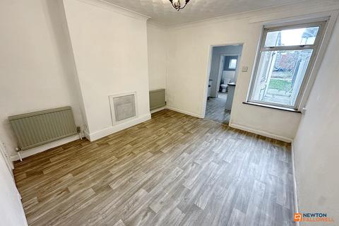 3 bedroom terraced house to rent, Queens Walk, Fletton, Peterborough, PE2