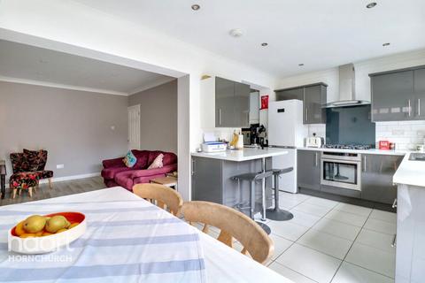 20a Woburn Avenue, Hornchurch, RM12 4NG